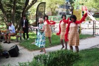 Zdjęcie z występu plenerowego p.t. „Lata  dwudzieste, lata  trzydzieste”  dla mieszkańców  o